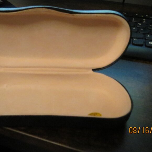 Generic Black Clam Case for Glasses - Picture 2 of 4